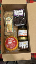 Carica l'immagine nel visualizzatore di Gallery, Small but Gold, box con confetture, biscotti al cioccolato, lenticchia e pecorino