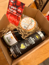Carica l'immagine nel visualizzatore di Gallery, Small But Magic Box, olio EVO, pecorino semistagionato, confettura assortita