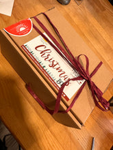 Carica l'immagine nel visualizzatore di Gallery, Small But Magic Box, olio EVO, pecorino semistagionato, confettura assortita