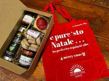 Carica l&#39;immagine nel visualizzatore di Gallery, Christmas Beauty Box di Ecofattorie Sabine con olio extravergine, cioccolata, confettura, pecorino, biscotti e Christmas Tote Bag
