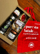 Cargar imagen en el visor de la galería, Christmas Beauty Box di Ecofattorie Sabine con olio extravergine, cioccolata, confettura, pecorino, biscotti e Christmas Tote Bag
