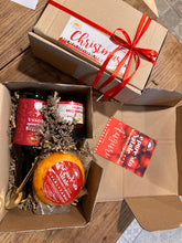 Carica l&#39;immagine nel visualizzatore di Gallery, Christmas in Red, confezione regalo Natale, birra, pecorino, confettura peperoncino
