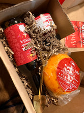 Carica l&#39;immagine nel visualizzatore di Gallery, Christmas in Red, confezione regalo Natale, birra, pecorino, confettura peperoncino
