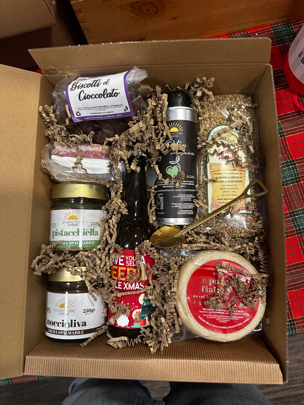 Box di Ecofattorie Sabine con formaggi, insaccati, creme spalmabili e confetture artigianali