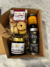 Carica l&#39;immagine nel visualizzatore di Gallery, Sabina Small Box di Ecofattorie Sabine con olio extravergine di oliva, ciambelline al vino, crema spalmabile e paté di olive
