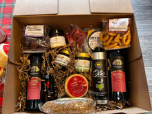 Load image into Gallery viewer, Super Box di Ecofattorie Sabine con olio extravergine, taralli, formaggi, insaccati, creme spalmabili e confetture artigianali
